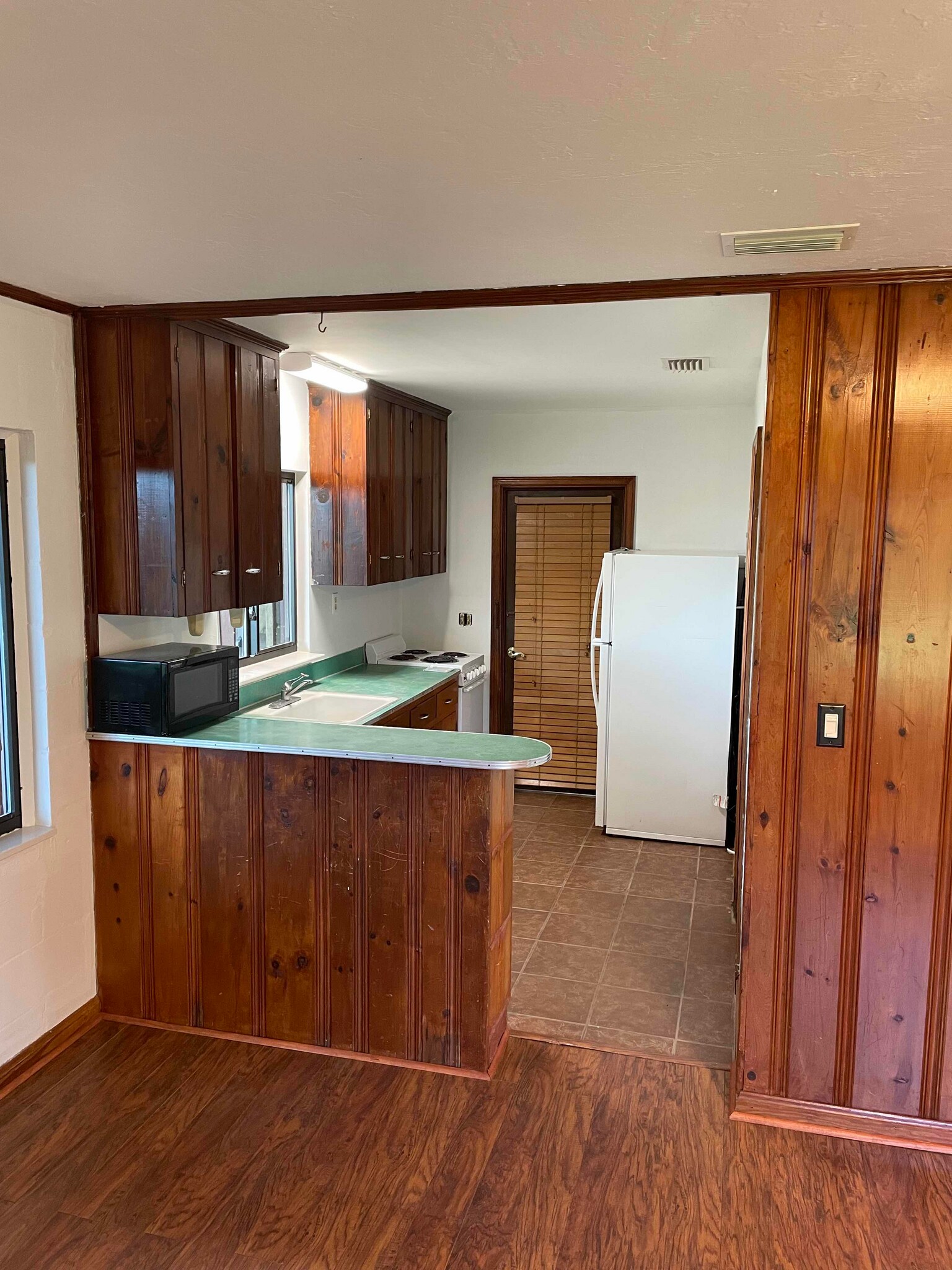 Kitchen - 855 S Lawrence Blvd