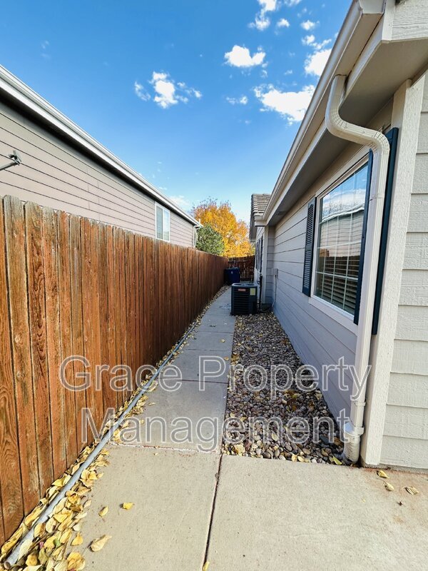 Building Photo - 479 Hayloft Way