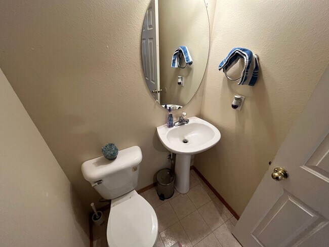 Building Photo - Beautiful 3 Bed, 2.5 Bath House in Central...