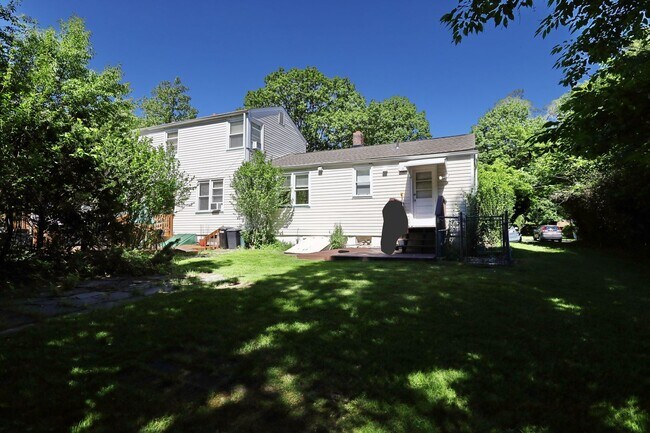 Building Photo - De Graw Ave Triplex