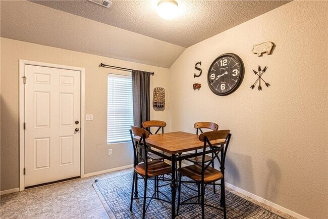 Building Photo - Fantastic 3 Bedroom Home