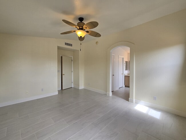 Building Photo - 7980 N Siskiyou Dr