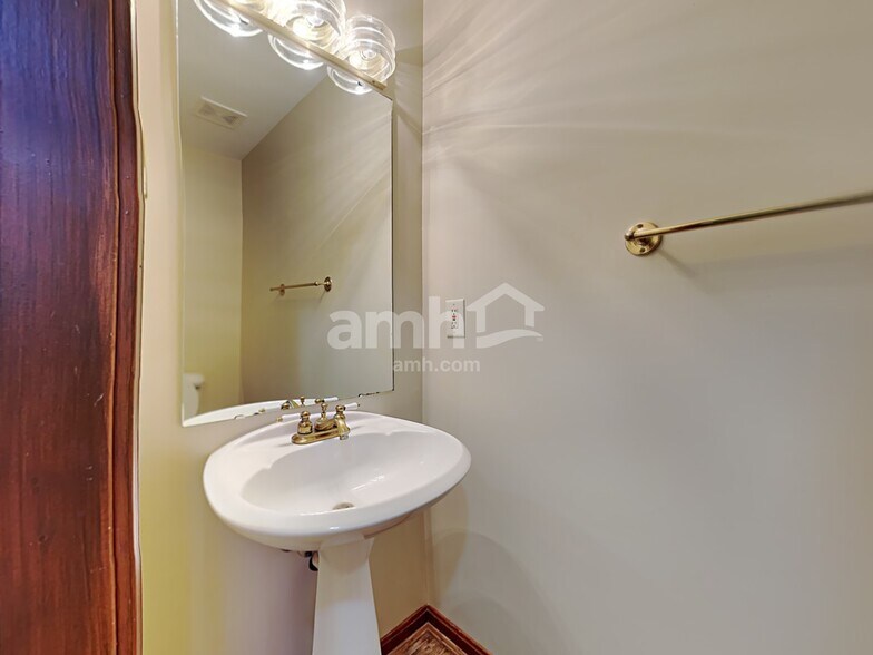 Building Photo - 8518 Woodcreek Dr