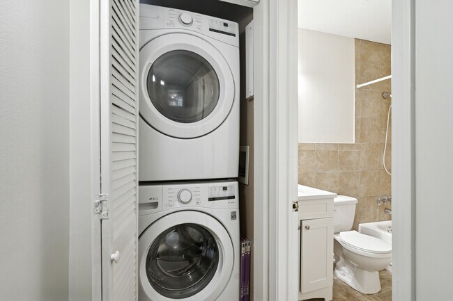 Building Photo - 1633 N Windsor Dr