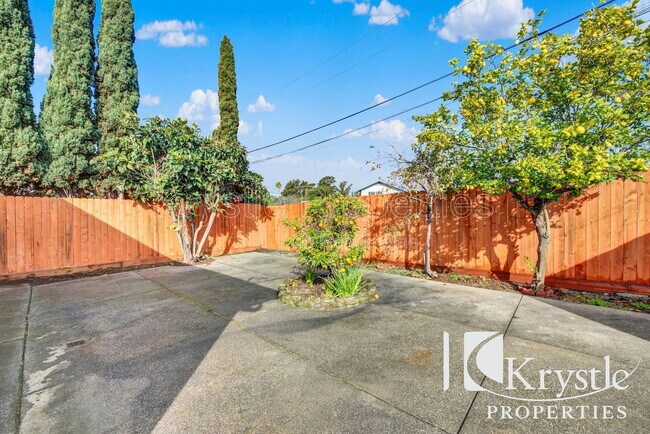 Building Photo - 126 Violet Dr