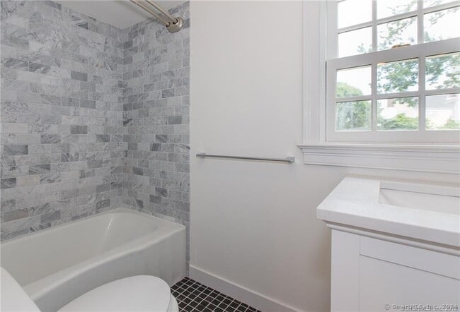 Building Photo - 5 Rowland Pl