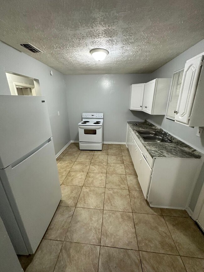 Building Photo - 1632 8th St W