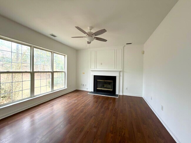 Building Photo - 6229 Bells Mill Dr