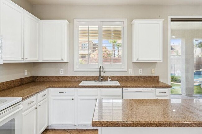Building Photo - Beautiful 5 Bedroom 3 Bath home
