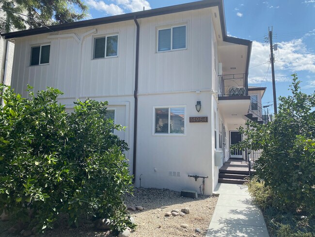 Building Photo - 14954 Moorpark St