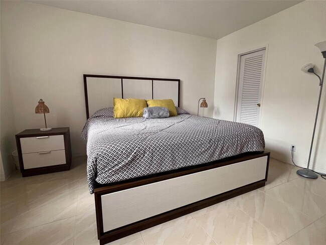 Building Photo - 4250 Galt Ocean Dr