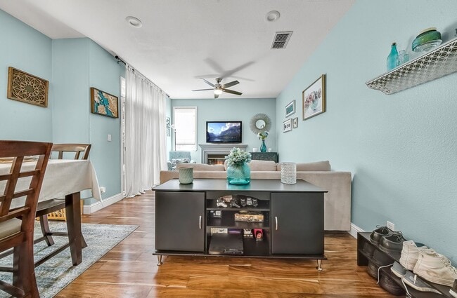 Building Photo - Beautifully updated 3-bedroom home close t...