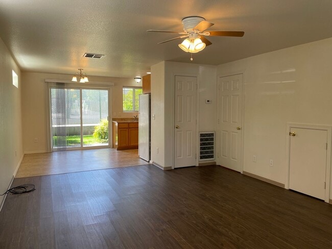 Building Photo - Very Nice 2 bedroom 1.5 Bath Townhome-In a...