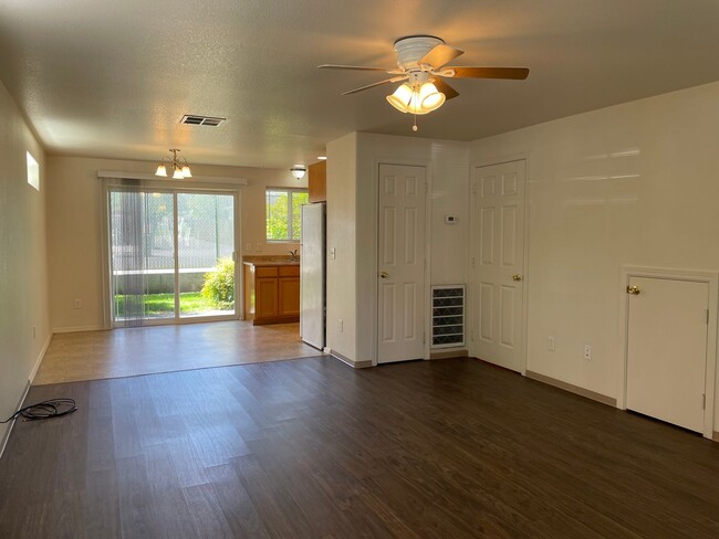Building Photo - Very Nice 2 bedroom 1.5 Bath Townhome