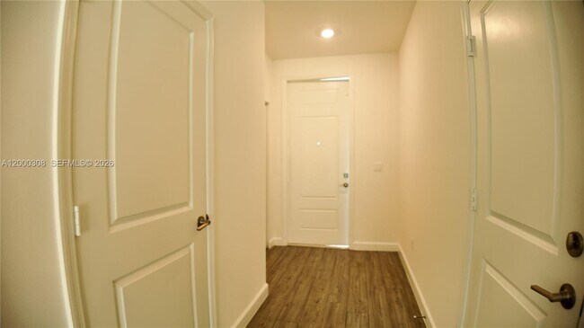 Building Photo - 4612 Hollister Ave