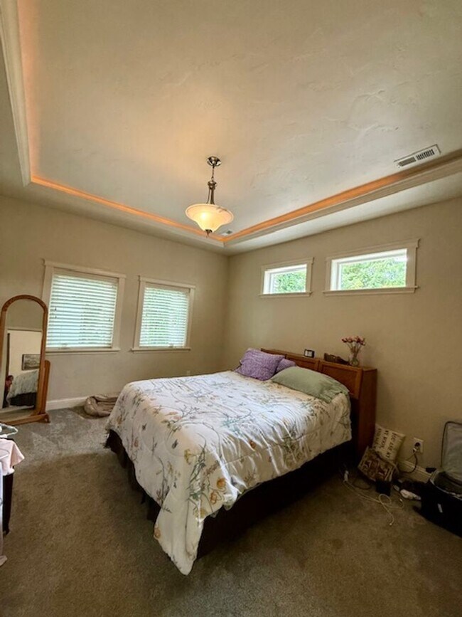 Building Photo - Beautiful Custom Built 3 bed/2.5 bath Home