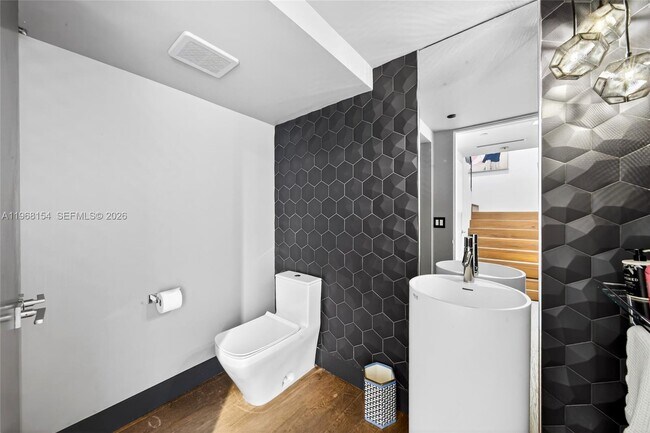 Building Photo - 601 NE 36th St