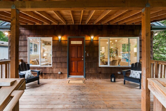 Building Photo - Charming 3 Bed / 1.75 Bath Craftsman-Style...