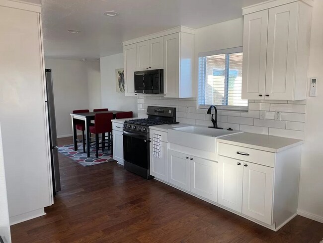 Building Photo - Modern Energy-Efficient 2-Bedroom Home with High-End Finishes and Spacious Yard!