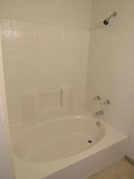 Tub - 924 W 1st St