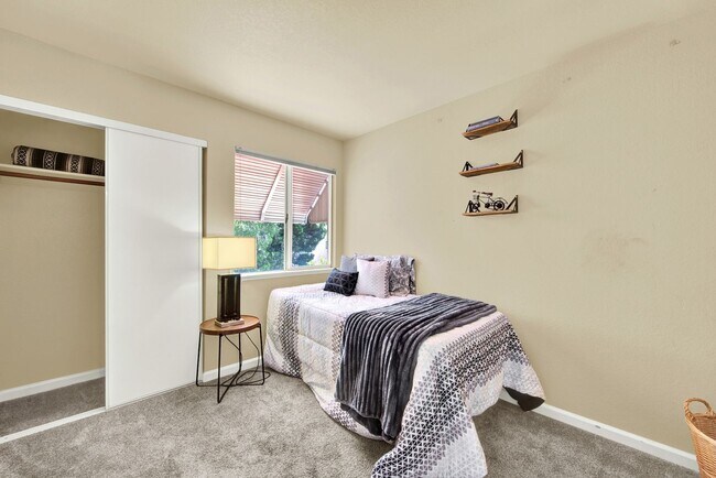 Building Photo - Reduced Rent: