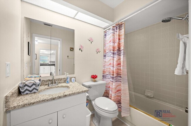 Building Photo - Charming 2BR/2BA Sarasota Retreat Near UTC - Annual Lease