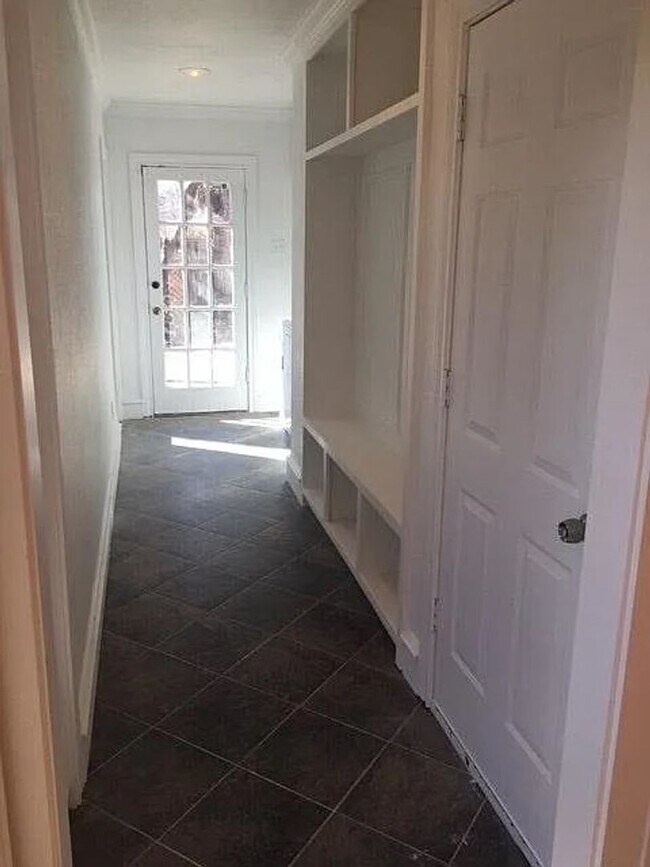 Building Photo - Fantastic 3 bedroom 2 bathroom house in Te...