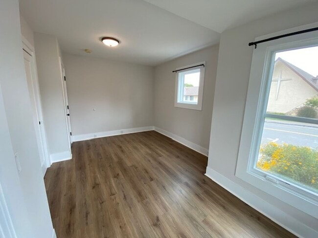 Building Photo - 542 Pine Ave