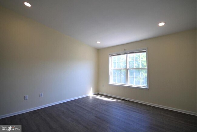 Building Photo - 4000 Quaker Ct