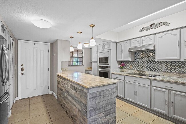 Building Photo - 1750 Belleair Forest Dr