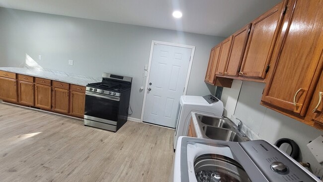 Building Photo - 149 Austin Ave