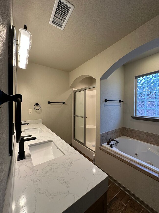 Building Photo - $2,200.00 Move-in-Special