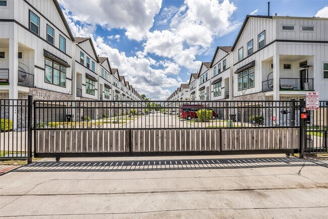 Building Photo - 5303 Donovan Gdns Ln