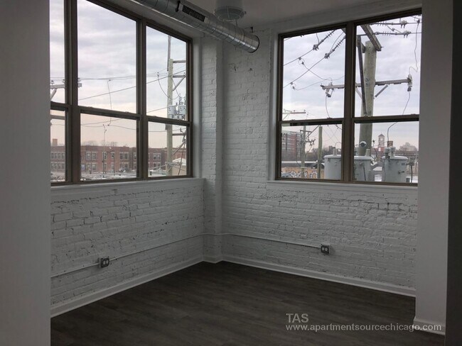Building Photo - Loft-style condo-quality 3 Bed/2 ba IN UNIT LAUNDRY