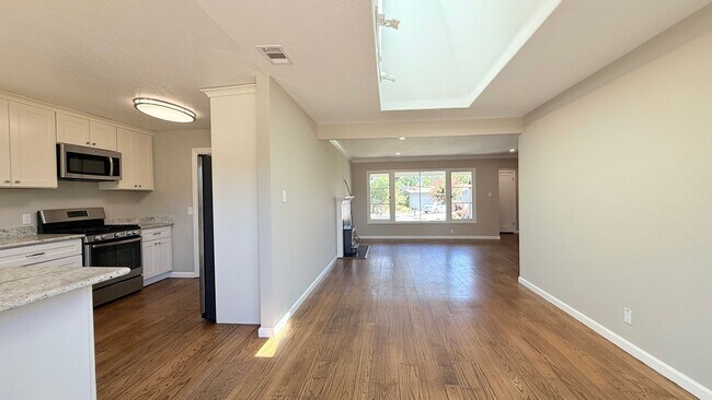 Building Photo - POETS CORNER GEM! Charming and One Of A Kind, 3BD/1BA on a Cul-de-sac Available NOW!