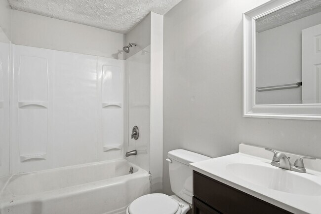 Building Photo - 2 Bed / 1 Bath. Off street parking.