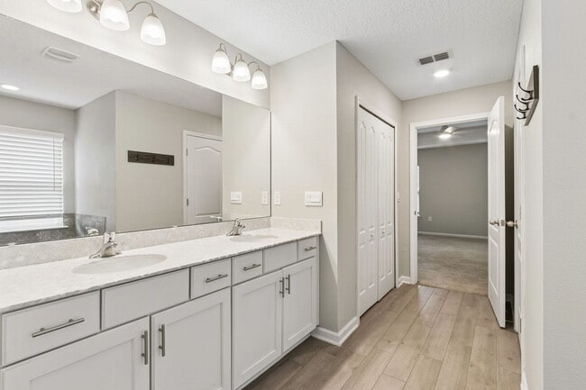 Building Photo - Modern 4BR Home with 3 Full Baths in River Glen | Screened Porch & Resort-Style Amenities