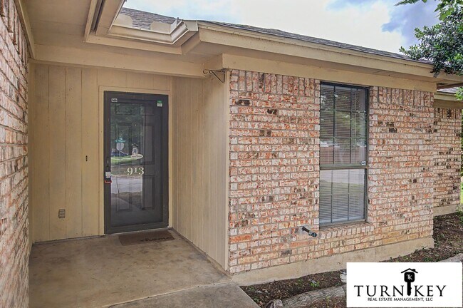 Building Photo - 913 Springhill Dr