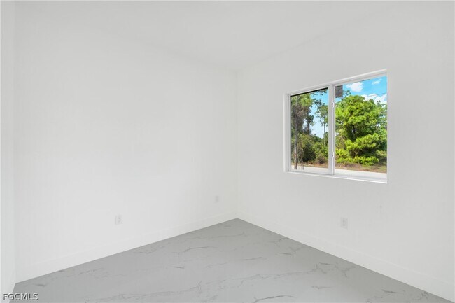 Building Photo - 724 Lamar St E