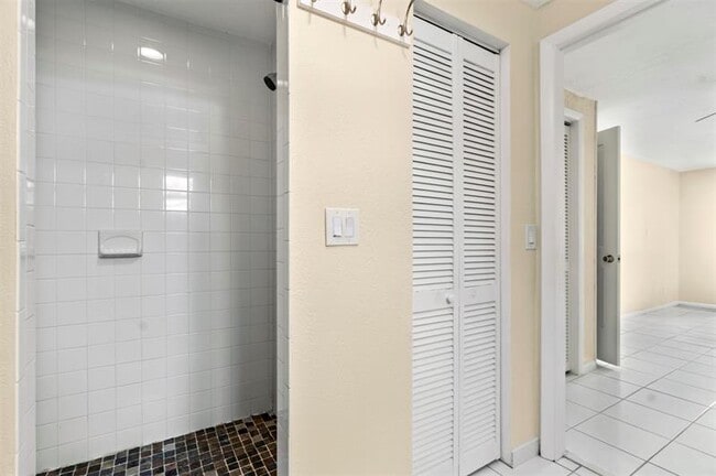 Building Photo - 1415 NE 25th St