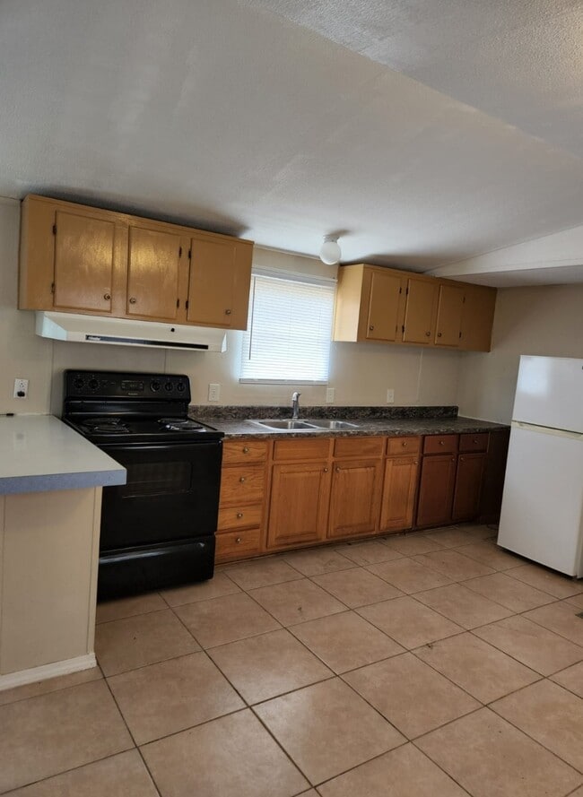 Building Photo - 421 E Zipp Rd