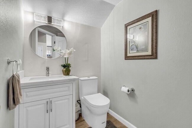 Building Photo - 2435 Pinehurst Ct