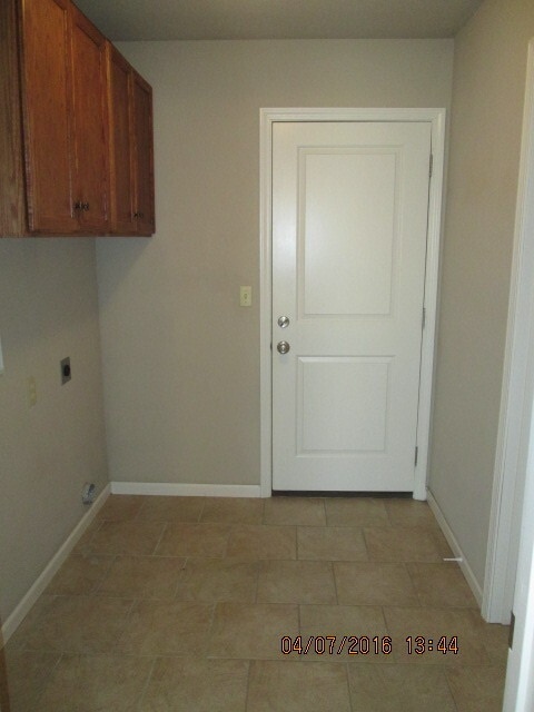 Building Photo - Beautiful Townhome Plenty of Space