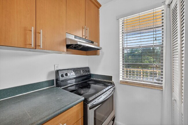 Building Photo - QUICK MOVE IN | FIRST MONTH FREE - Bright & Modern 1-Bedroom Apartment in Prime Oakland Park Loca...