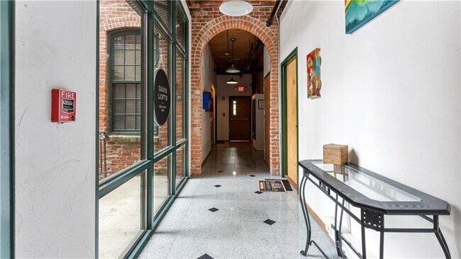 Building Photo - 407 Pine St
