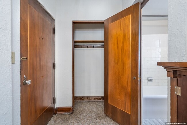 Building Photo - The Ivy