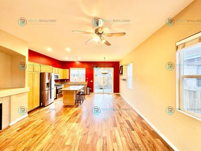 Building Photo - Half-Month Free Rent! Charming 3-Bedroom H...