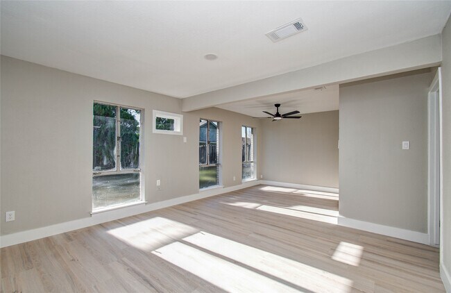 Building Photo - 7918 Bayside Dr