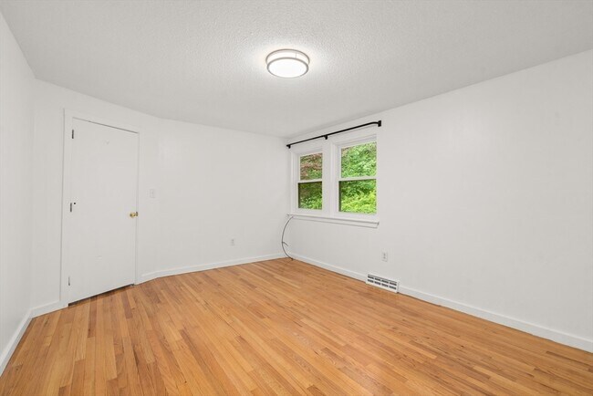 Building Photo - 24 Speen St