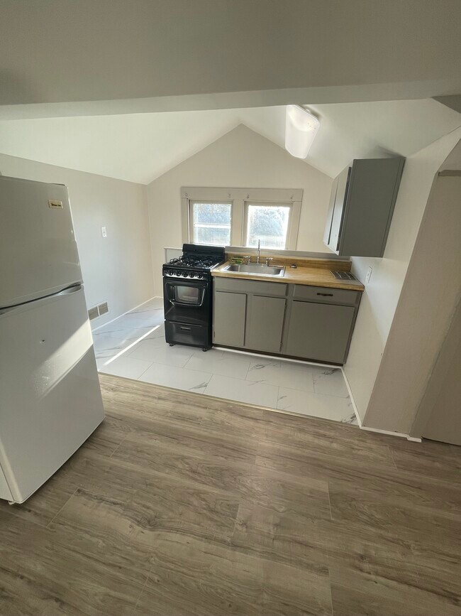 Building Photo - 455 Water St